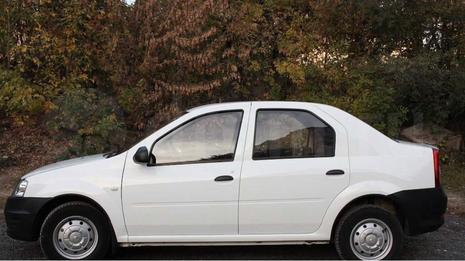 Декоративный кенгурятник-накладка на бампер для Renault Logan, размер 70×32×10 см